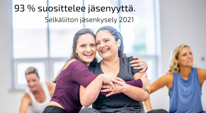 Kaksi naista hymyilee ja halaa toisiaan jumppatunnilla, teksti 93 % suosittelee jäsenyyttä, jäsenkysely 2021.