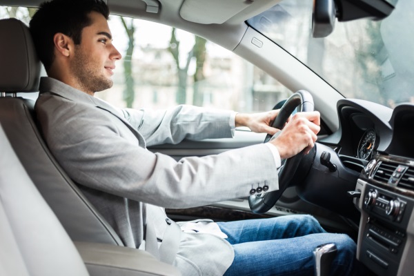 Autoillessa kannattaa kiinnittää huomiota hyvään ajoasentoon, alaselälle ystävälliseen autosta poistumiseen ja autoilun tauottamiseen.