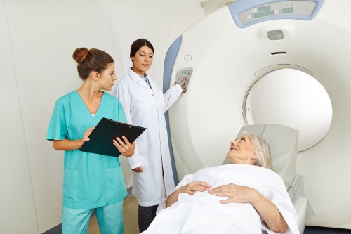 Jokaisen murtuman hoito arvioidaan yksilöllisesti. Perusröntgentutkimuksen lisäksi tarvitaan tietokonetasokuvaus (CT) ja tarvittaessa lisäksi selän magneettikuvaus (MRI).